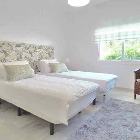 Alcazaba Beach Holidays Apartament *